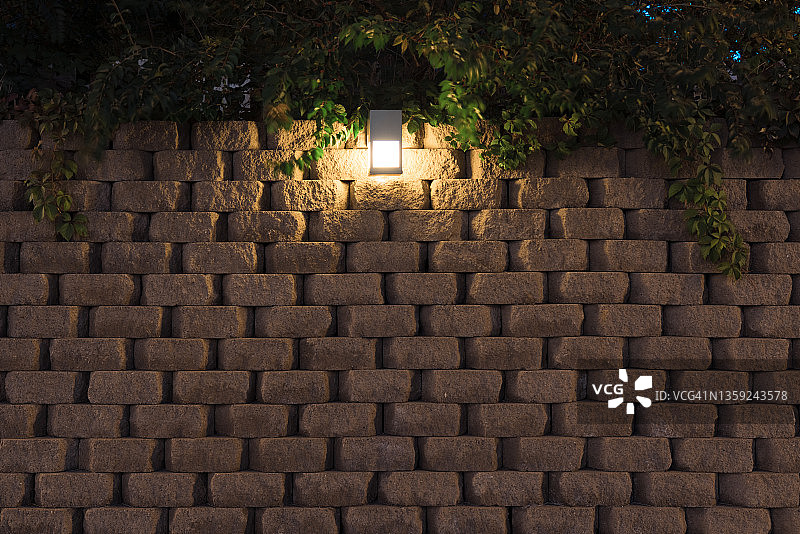 砖墙上的电灯照明图片素材