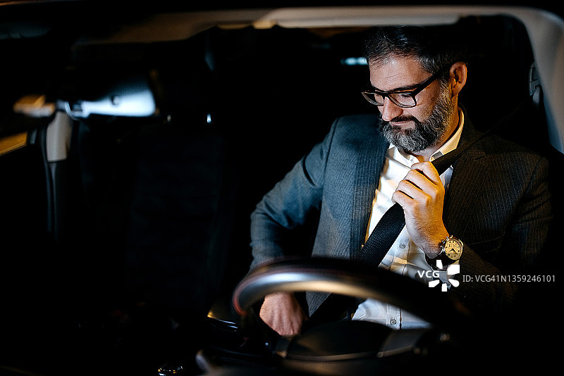 商人系上汽车安全带图片素材