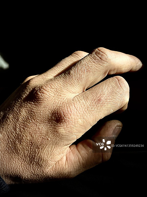 褶皱的手图片素材
