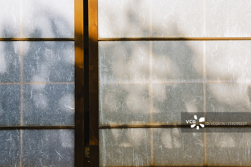 照射在障子窗上的木漏日图片素材