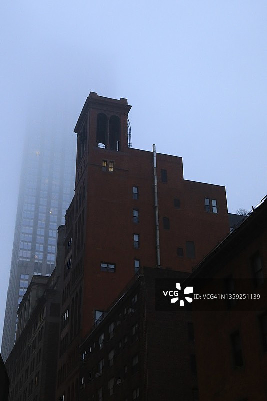 清晨城市天空的雾气图片素材