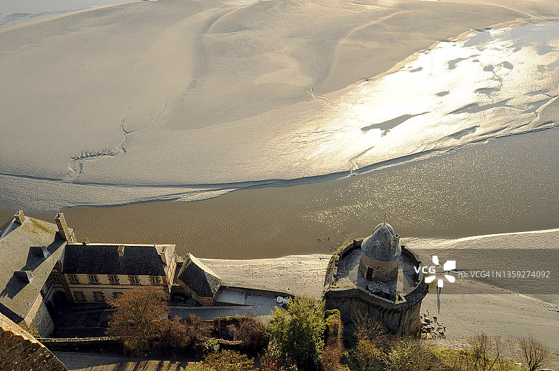 法国圣米歇尔山建筑高角度景观图片素材