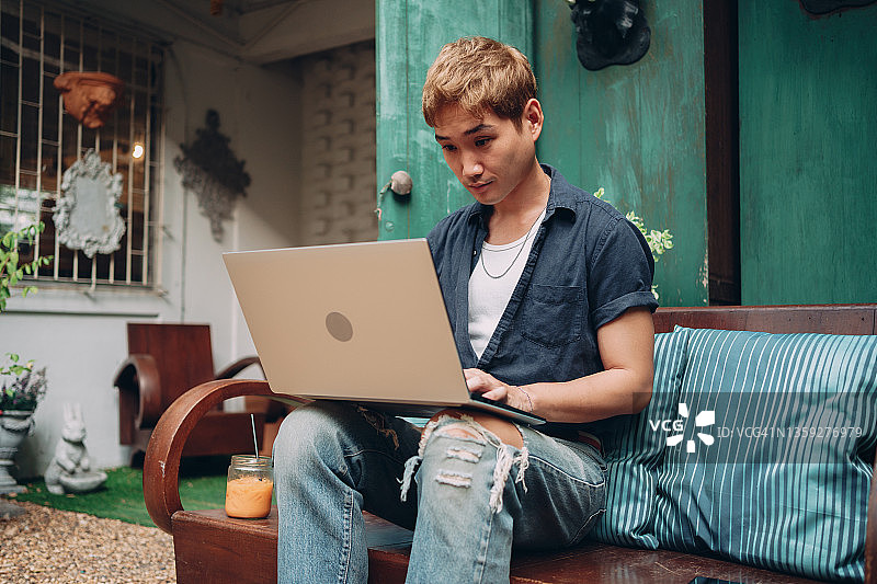 正在进行网上约会的男人图片素材