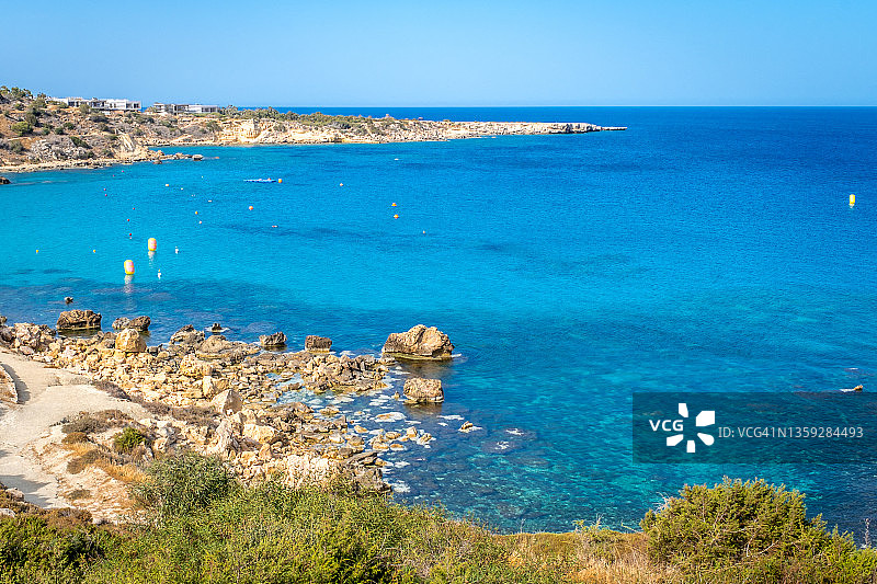 塞浦路斯普罗塔拉斯地区的科诺斯海滩海湾，蓝色大海和岩石海岸的美丽夏日风光图片素材