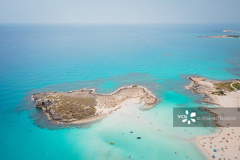 塞浦路斯最著名海滩尼西海滩的航拍，白色沙滩与碧蓝海水，美丽的塞浦路斯全景图片素材