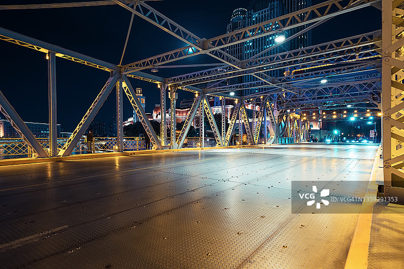 夜晚的金属桥图片素材