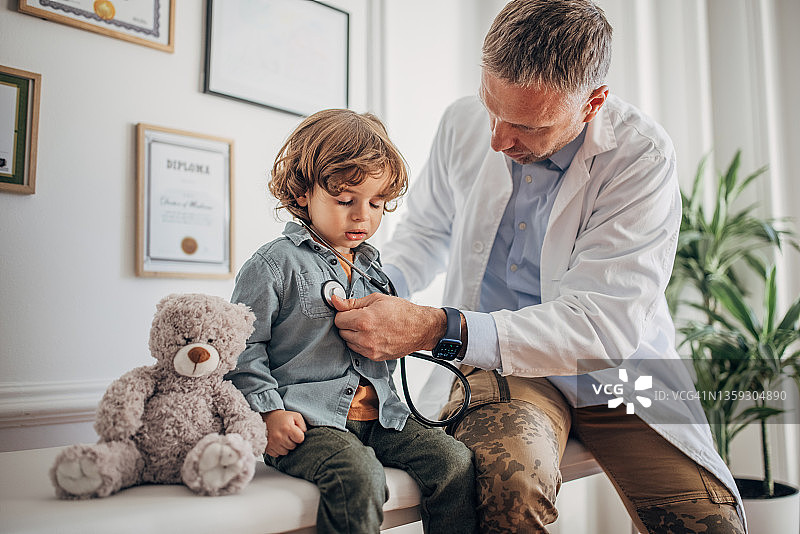 小男孩在看医生图片素材