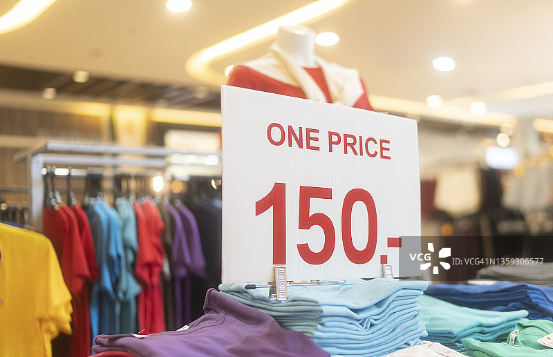 商店零售区70%折扣促销标志特写图片素材