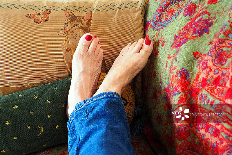 在柔软彩色垫子上放松的女人脚部图片素材
