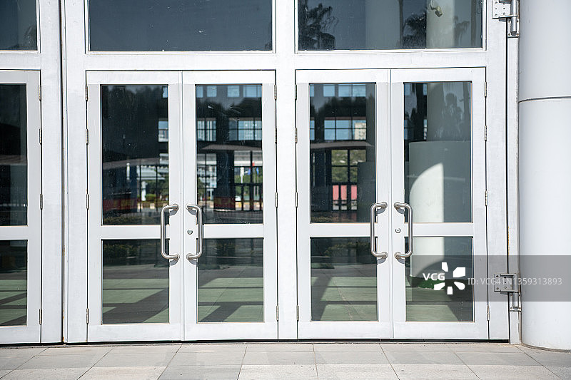 带有玻璃幕墙的门廊图片素材