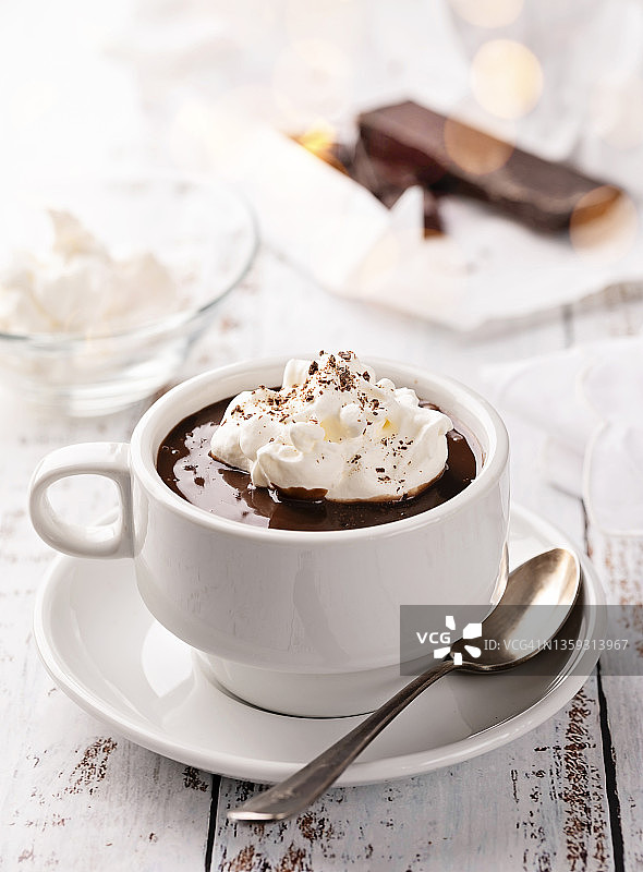 圣诞灯光下的奶油热巧克力杯图片素材