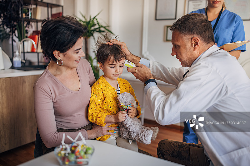 在医生诊室的小女孩图片素材