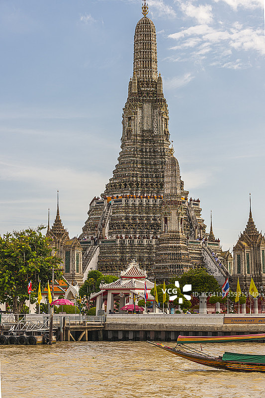 从湄南河看到的曼谷郑王庙图片素材