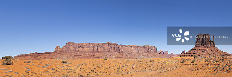 亚利桑那州纪念碑谷的砂岩孤峰全景图片素材