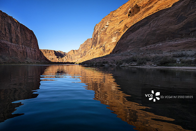 犹他州格伦峡谷水中美丽的蓝色和橙色倒影图片素材