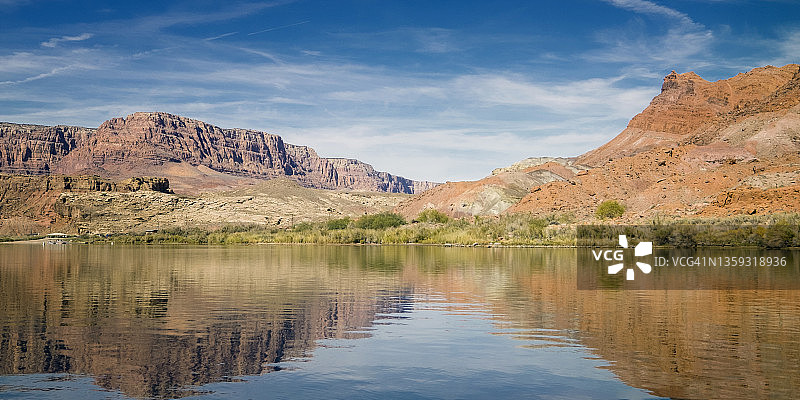 犹他州格伦峡谷的砂岩和反光水面图片素材