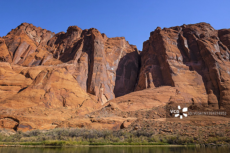 犹他州格伦峡谷充气船上的引人注目的峡谷墙壁景色图片素材