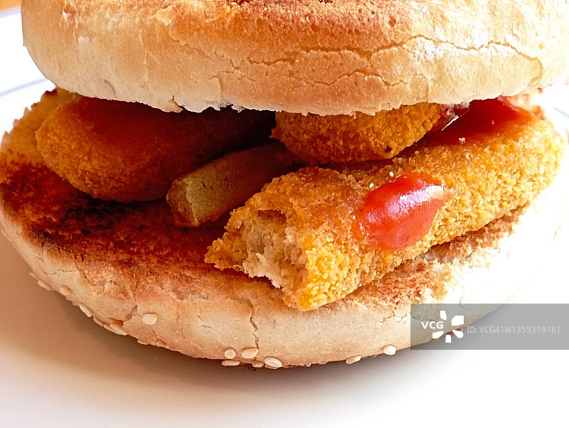 面包夹炸鱼条和薯条图片素材