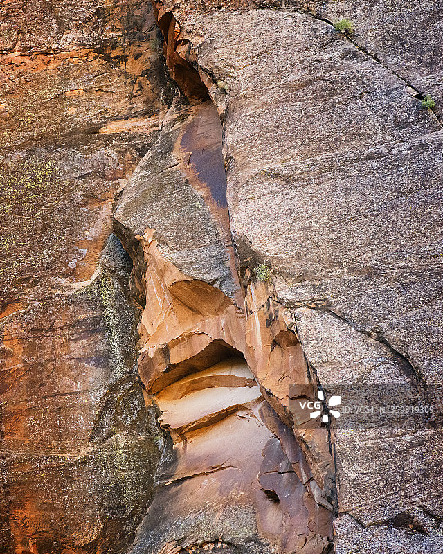 亚利桑那州格伦峡谷的峡谷壁上的面部和嘴部纹理和色彩图片素材
