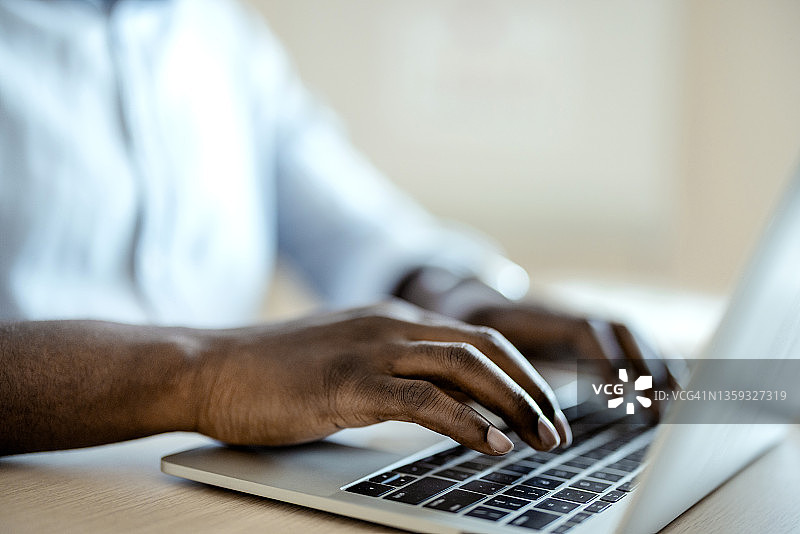 在笔记本电脑上打结图片素材