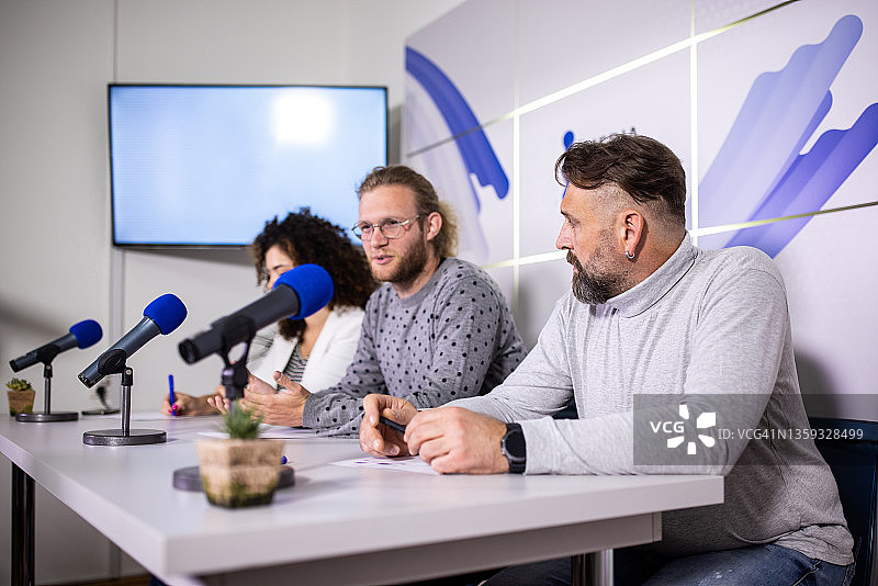 环保主义者在媒体中心举行新闻发布会图片素材