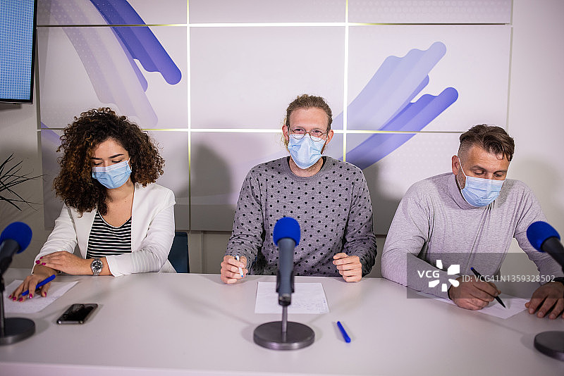 在新闻发布会上，男性和女性流行病学家谈论奥密克戎变异预防图片素材