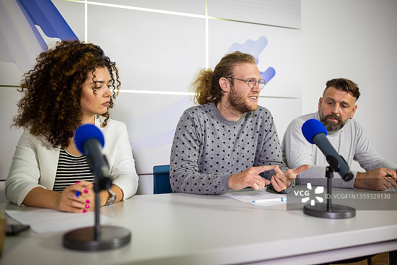 男女环保主义者在媒体中心举行新闻发布会图片素材