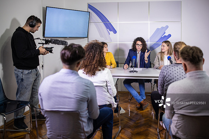 媒体中心：摄像师现场直播新闻发布会图片素材