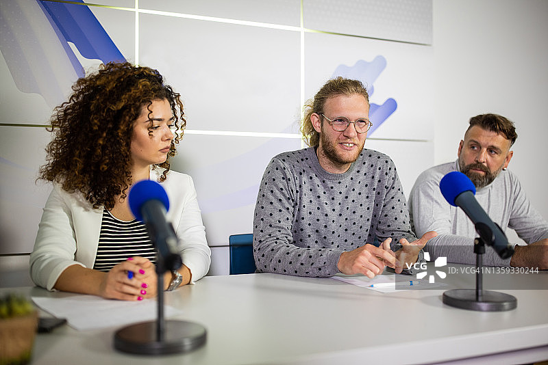 男女环保主义者在媒体中心举行新闻发布会图片素材