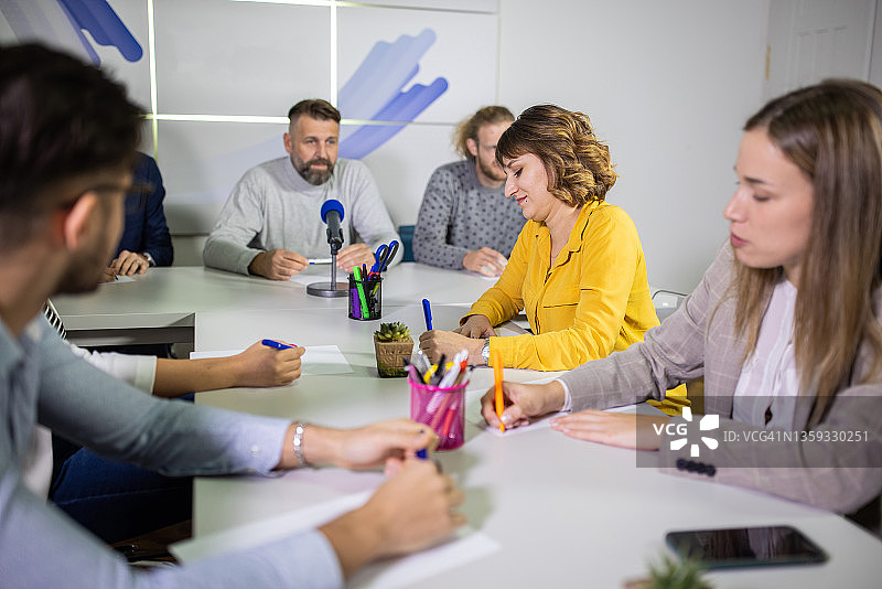在媒体中心，记者们参加新闻发布会图片素材