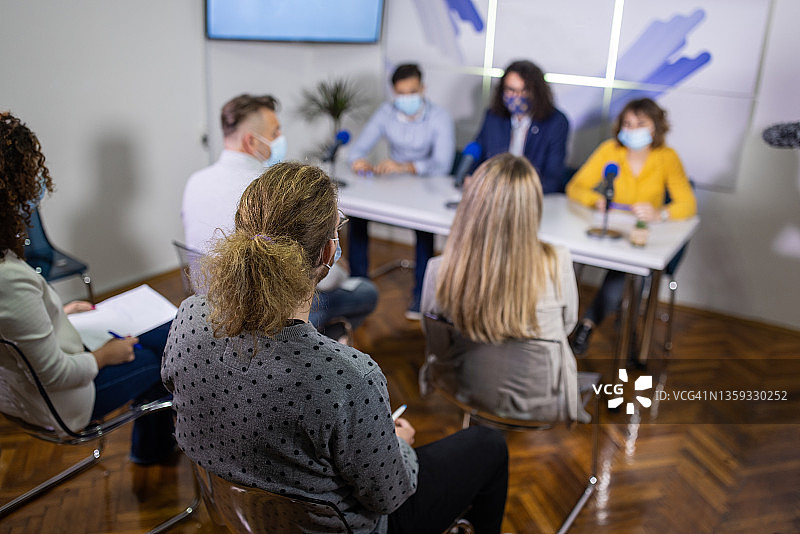 关于新冠疫情的新闻发布会图片素材