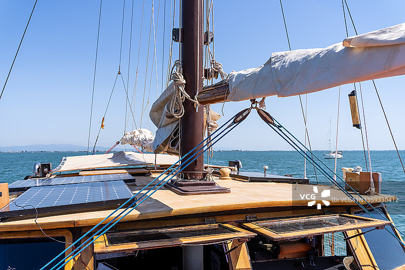 船舱顶部带有太阳能电池板的帆船图片素材