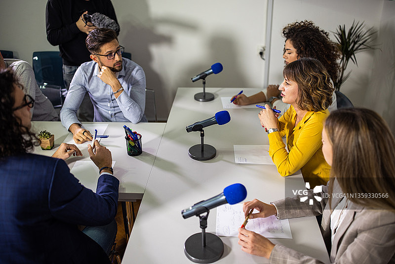 女商人于新闻发布会上回答记者提问图片素材