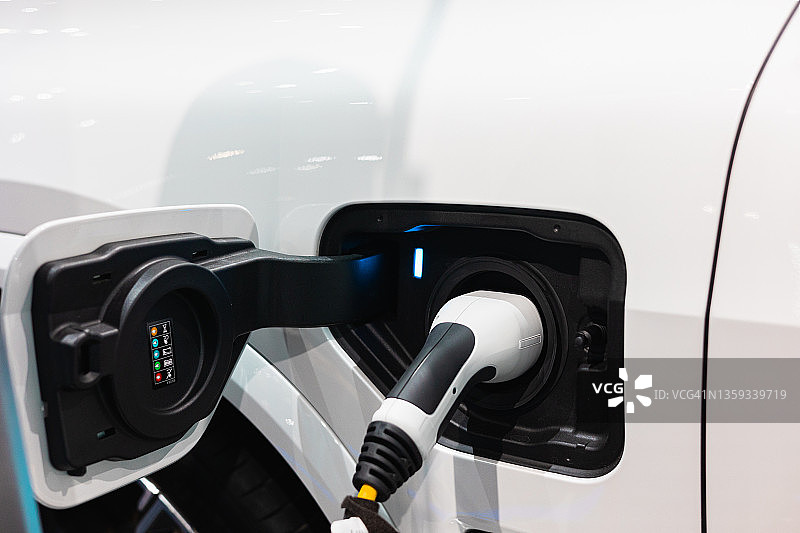 街道上的电动汽车充电站图片素材