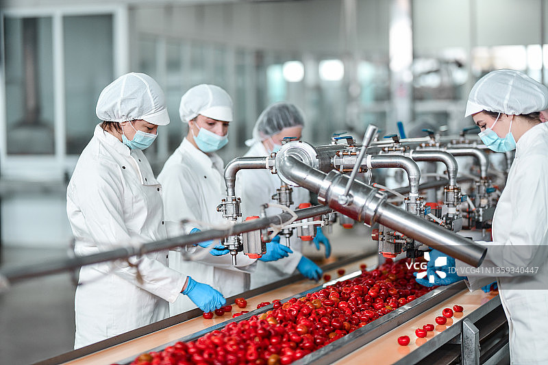 奇亚布丁工厂专注工人使用的去契约机图片素材