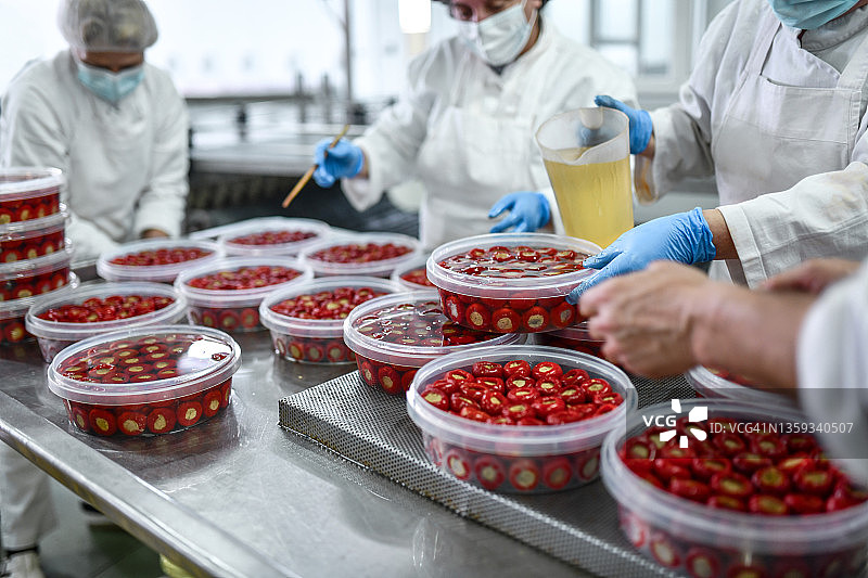 工厂工人完成奇亚籽布丁樱桃食品加工工序图片素材