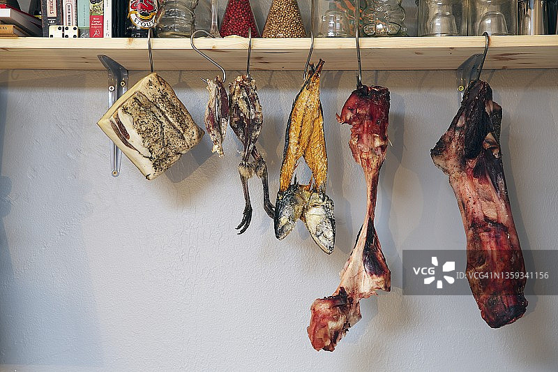 挂钩上的烟熏肉、鱼和家禽图片素材