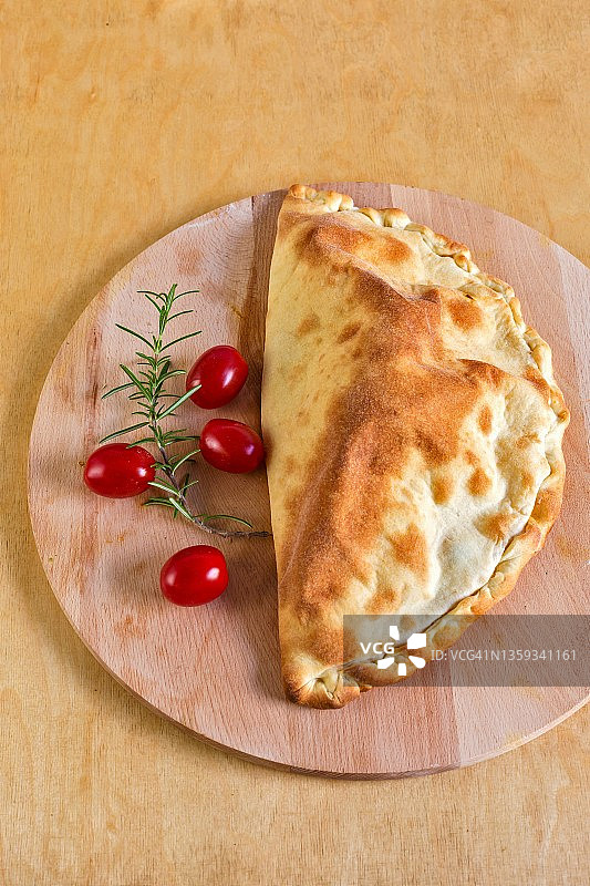 卡普雷塞馅饼（意大利番茄和马苏里拉奶酪馅）图片素材