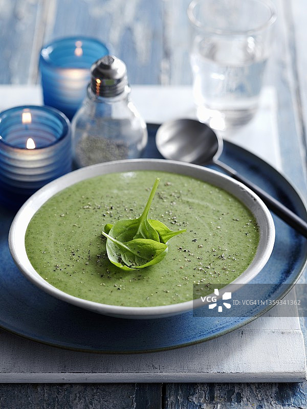 菠菜鼠尾草罗勒奶油浓汤图片素材