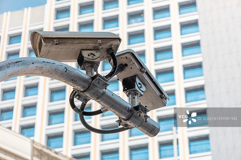 城市中的监控摄像头仰视角度图片素材