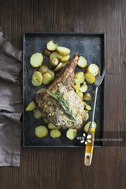 烤羊腿配土豆和迷迭香图片素材