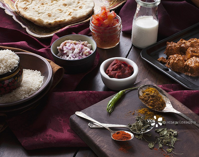 印度芝士土豆咖喱的食材与腌制芝士图片素材