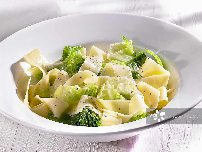 Savoy卷心菜宽面图片素材