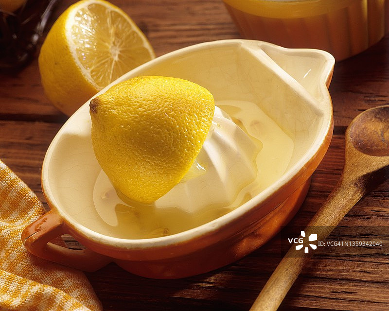 带老式榨汁机的柠檬图片素材