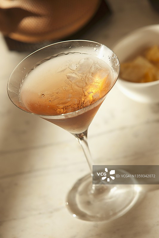 曼哈顿鸡尾酒：威士忌和红味美思图片素材