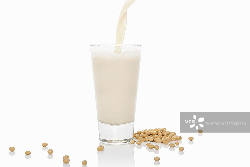 豆奶倒入玻璃杯中图片素材