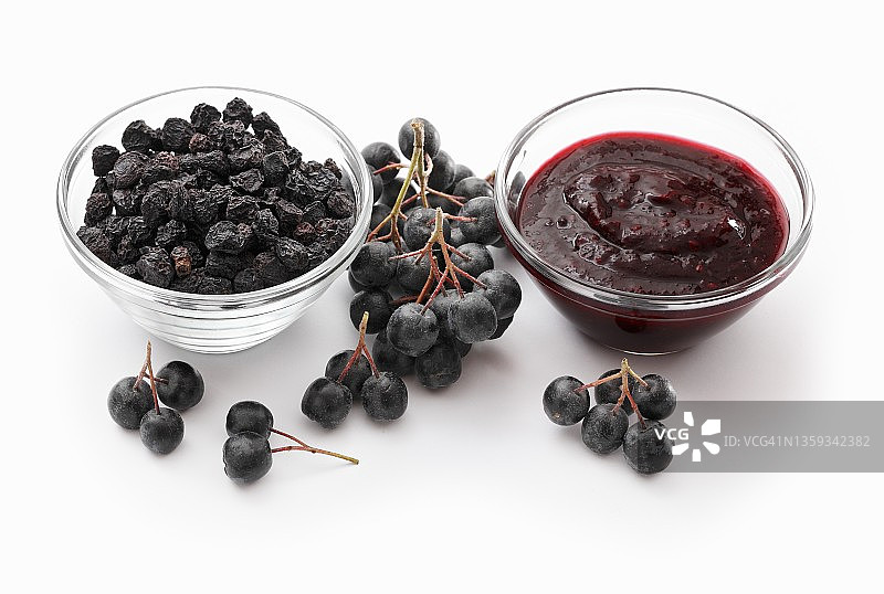 新鲜和干燥野樱莓旁边的果酱图片素材