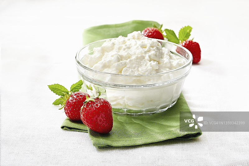 玻璃碗里的夸克和新鲜草莓图片素材