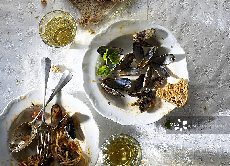 盘中意大利面和贻贝的残渣图片素材
