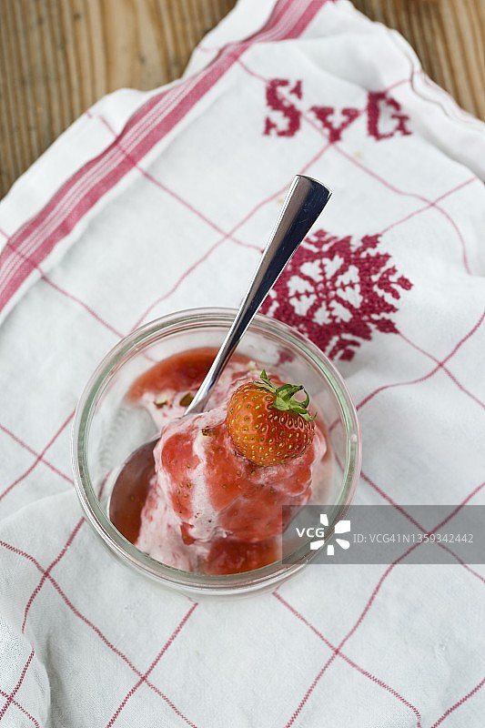 草莓水果酱冰淇淋图片素材
